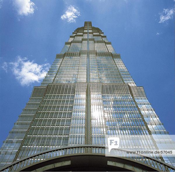 Froschperspektive des Jin-Mao-Towers  Shanghai  China  Asien