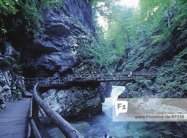 Person über eine Brücke über den Fluss Nationalpark Triglav Slowenien