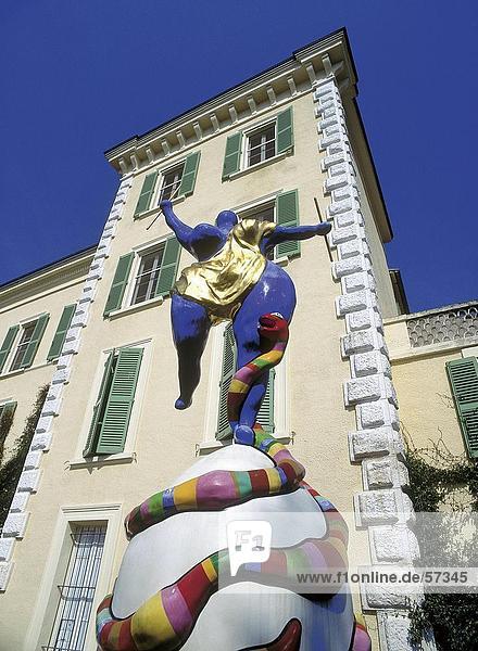 Untersicht Skulptur an Museum Provence Frankreich