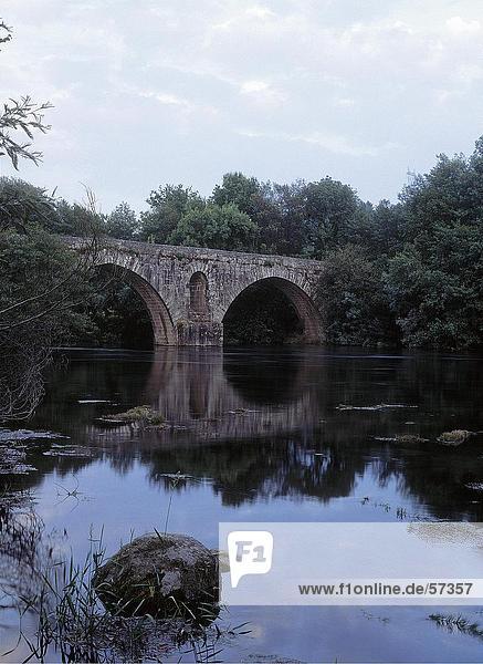 Bogenbrücke über einen Fluss Portugal