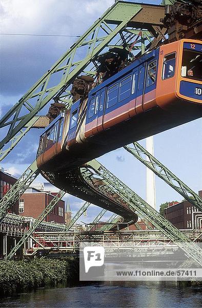 Aussetzung Monorail über Brücke, Wuppertal Schwebebahn, Fluss Wupper, Wuppertal, Nordrhein-Westfalen, Deutschland