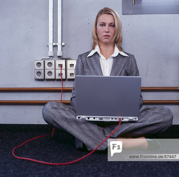 Porträt von geschäftsfrau mit laptop