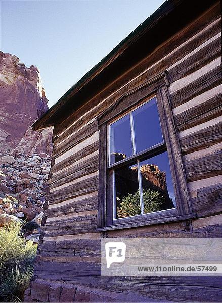 Brocken Fenster Maschinenbordbuch-Kabine Capitol Reef Nationalpark Utah USA