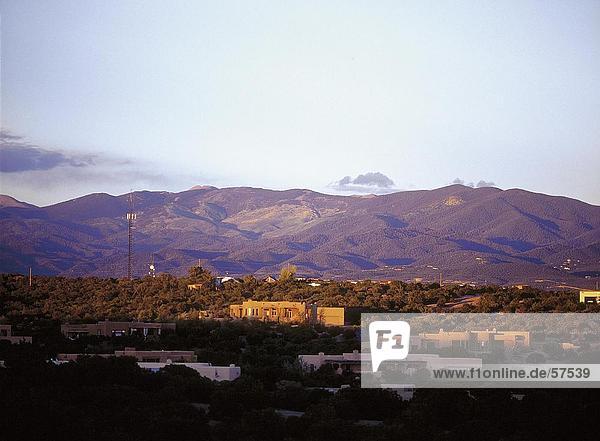 Gebäude auf eine Landschaft mit Bergen im Hintergrund Santa Fe New Mexico USA