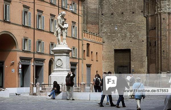 Touristen in der Nähe von Galvani's Monument  Luigi Galvani Square  Bologna  Italien