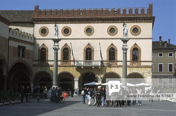 Touristen in der Nähe von Rathaus  Piazza Del Popolo  Ravenna  Emilia-Romagna  Italien