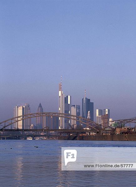 Brücke mit Skyline der Stadt im Hintergrund Frankfurt am Main Hessen Deutschland