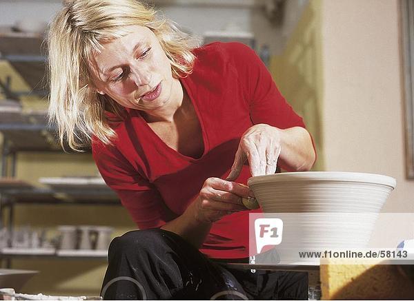 Frau machen Keramik