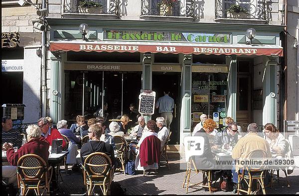 Touristen sitzen an outdoor-Café  Beaune  Burgund  Frankreich