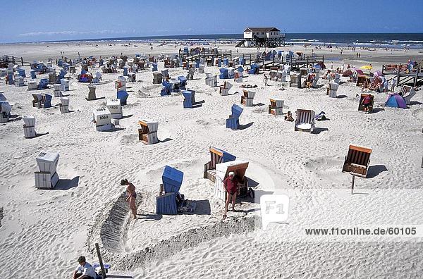 Erhöhte Ansicht der Strandstühle auf sand