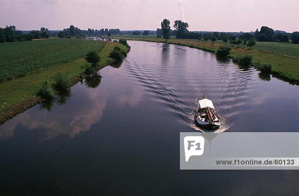 Erhöhte Ansicht von Motorboot in River  Niedersachsen  Deutschland  Europa