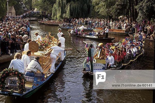 Gruppe von Menschen auf Booten feiert Spreewald Festival  Spreewald  Lehde  Brandenburg  Deutschland