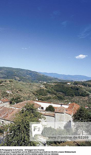 Erhöhte Ansicht der Gebäude auf dem Hügel  Montecatini Alto  Toskana  Italien