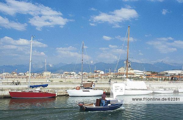 Boote im Hafen Viareggio Toskana Italien