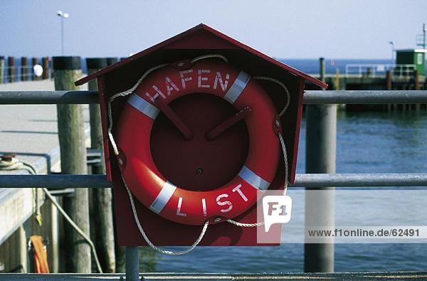 Nahaufnahme der Lifesaver auf Geländer  Insel Sylt  Deutschland