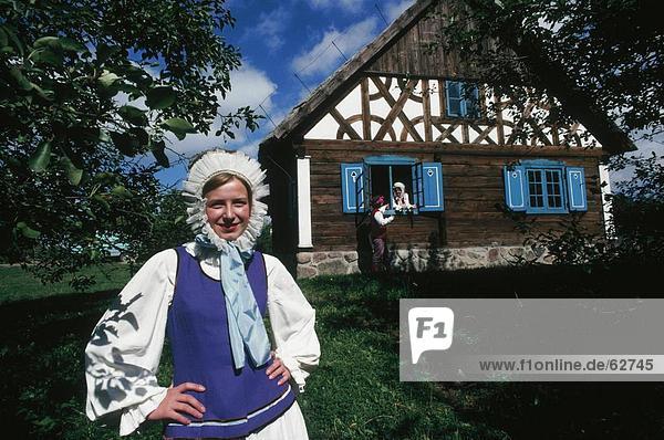 Porträt von Frau in traditioneller Kleidung  Olsztynek  Masuren  Polen