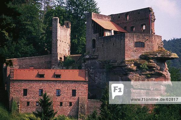 Alte Ruinen der Burg auf Hill  Spangenberg Schloss  Pfälzerwald  Elmstein Tal  Deutschland