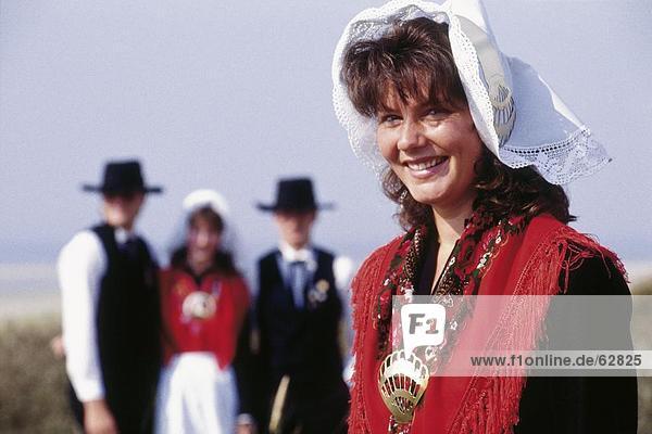 Junge Frau lächelnd in traditionellen Kleidern  East Watteninsel  Niedersachsen  Deutschland