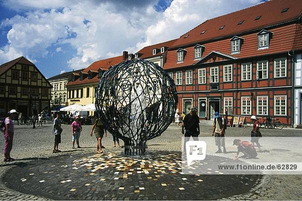 Touristen um Skulptur Stadtplatz  Waren  Mecklenburg-Vorpommern  Deutschland