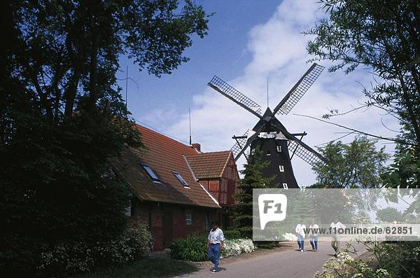 Menschen zu Fuß neben traditionellen Windmühle  Lemkenhafen  Insel Fehmarn  Schleswig-Holstein  Deutschland
