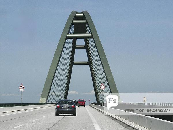 Rückansicht des Autos bewegen Brücke  Deutschland  Europa