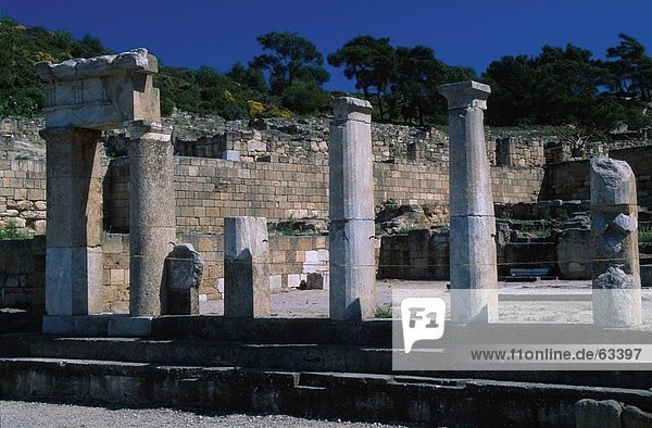 Broken Säulen am alten Ruinen der Gebäude  Rhodes  Dodecanese Inseln  Griechenland