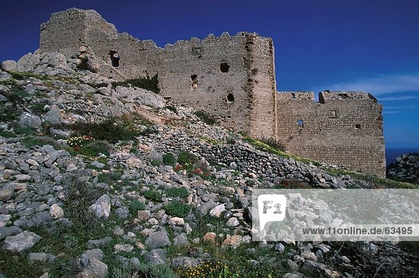 Steinhaufen nahe alten Ruinen der Gebäude  Rhodes  Dodecanese Inseln  Griechenland