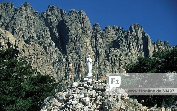 Statue über Haufen von Steinen  Bavella  Korsika  Frankreich