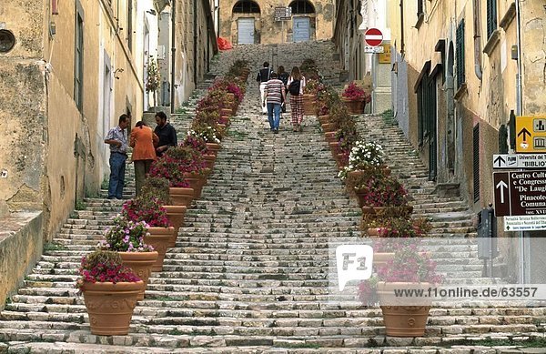 Touristen zu Fuß bis Treppen in Street  Insel Elba  Toskana  Italien