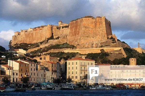 Burg auf Hügel mit Blick auf die Stadt  Korsika  Frankreich