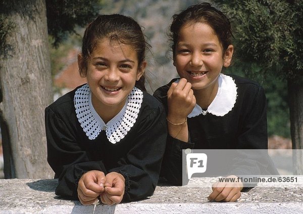 Portrait von zwei Mädchen lächelnd  Türkei