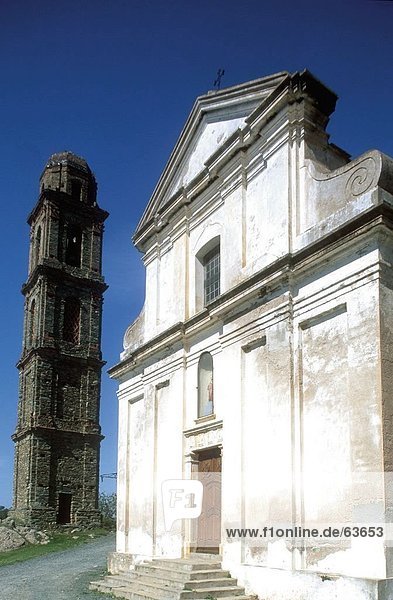 Turm neben Kirche gegen blauen Himmel  Kirche von Pieve  Korsika  Frankreich
