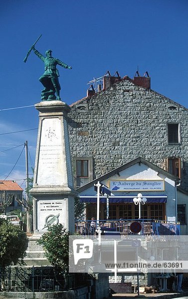 Denkmal vor Restaurant  Korsika  Frankreich