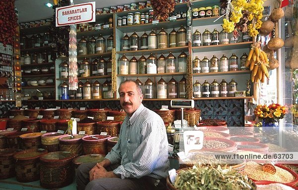 Portrait der Ladenbesitzer in Store  Mugla  Türkei
