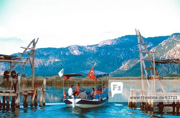 Touristen auf Boot im See  Türkei