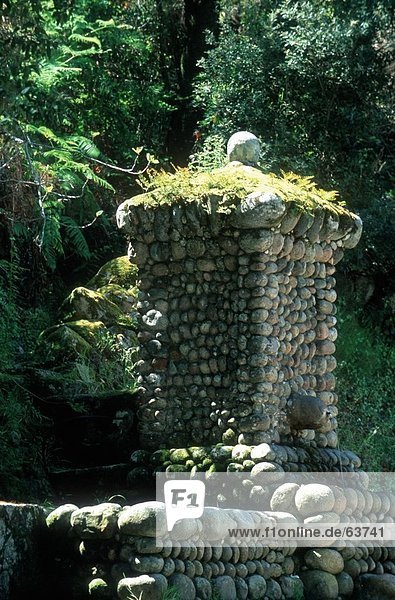 Stone Säule im Wald  Dodecanese Inseln  Frankreich