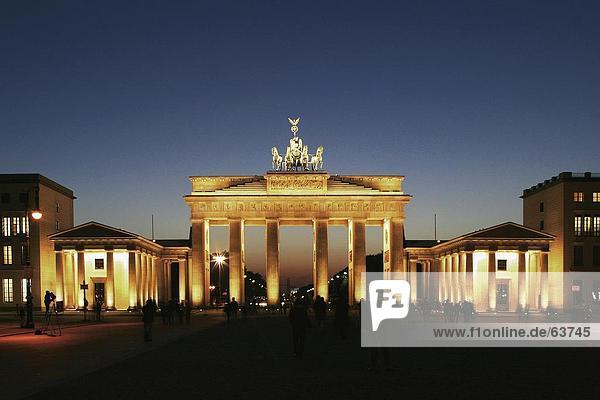 Fassade Gebäude beleuchtet nachts  Brandenburger Tor  Berlin  Deutschland  Europa