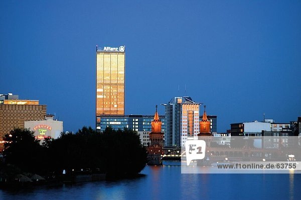 Wolkenkratzer beleuchtet nachts  Berlin  Deutschland  Europa