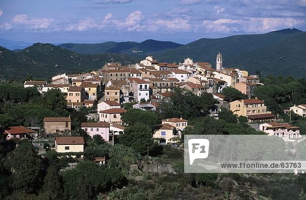 Luftbild der Stadt auf dem Hügel  Insel Elba  Toskana  Italien