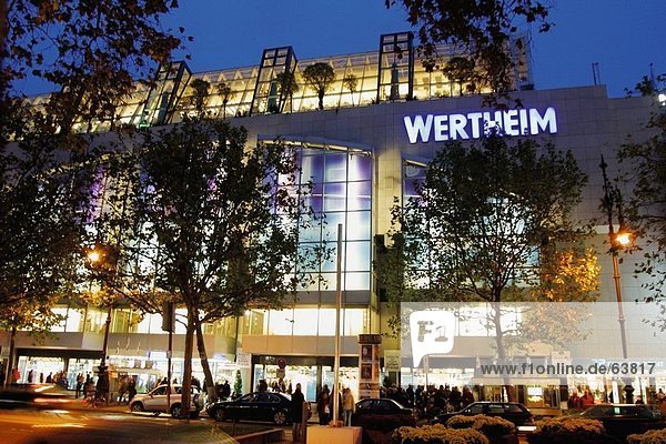 Gebäude Shopping Mall beleuchtet nachts  Berlin  Deutschland  Europa
