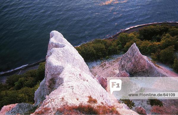 Erhöhte Ansicht der Felsen auf einer Insel  Stubbenkammer  Nationalpark Jasmund  Insel Rügen  Mecklenburg-Vorpommern Deutschland