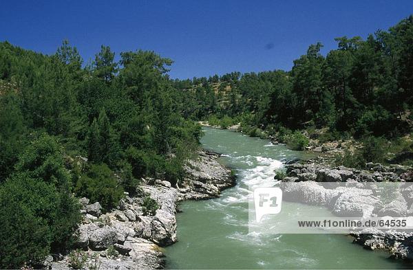 River durch Landschaft  Taurus-Gebirge  Türkei