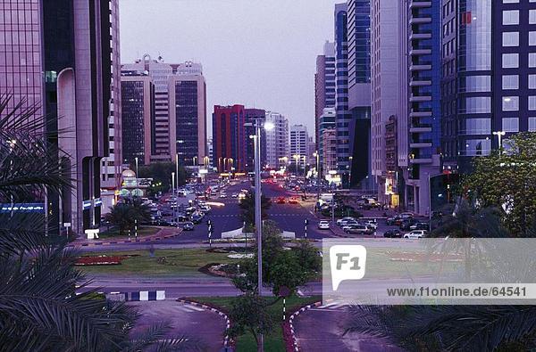 Stadt in der Dämmerung  Abu Dhabi  Vereinigte Arabische Emirate