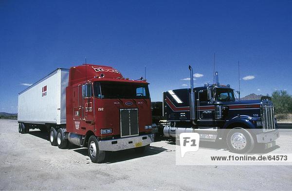 Zwei LKW geparkt am Straßenrand  USA