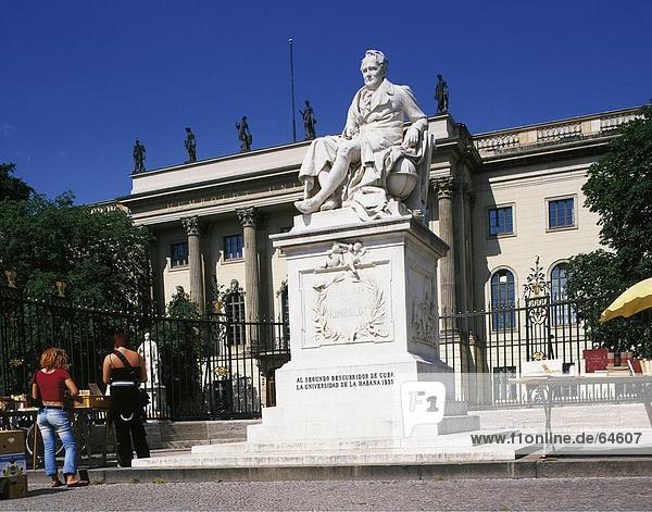 Statue vor Universitätsgebäude  Alexander Von Humboldt Statue  Berlin  Deutschland