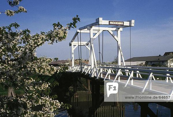 Reflexion der Zugbrücke in Wasser  Niedersachsen  Deutschland