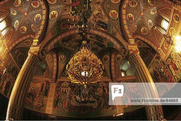 Kronleuchter hängen Decke der Kirche  Zypern