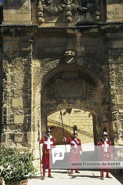 Drei Palace Guards in der Nähe von Torbogen des Schlosses  Vittoriosa  Malta