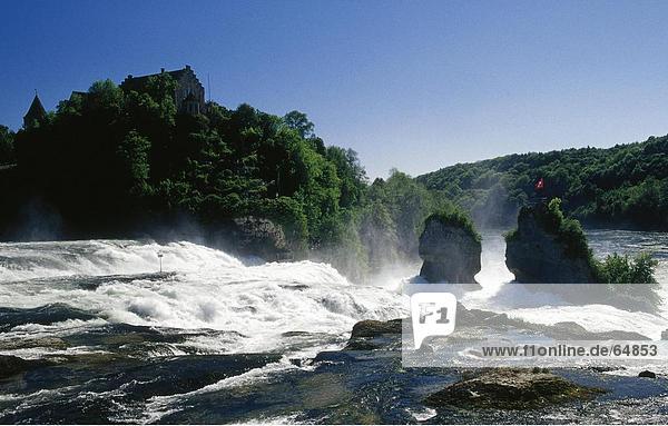 Wasser sprudeln über Felsen  Rheinfall  Schaffhausen  Schweiz