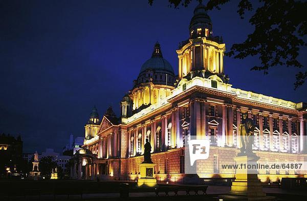 Rathaus beleuchtet nachts  Belfast City Hall  Belfast  Irland